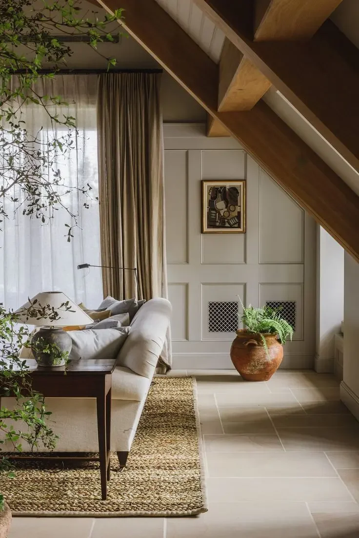Bu şık mekan greige, kahverengi, bej ve krem tonlarının güzel birleşiminden oluşuyor ve saksı bitkileriyle tazelenmiş.