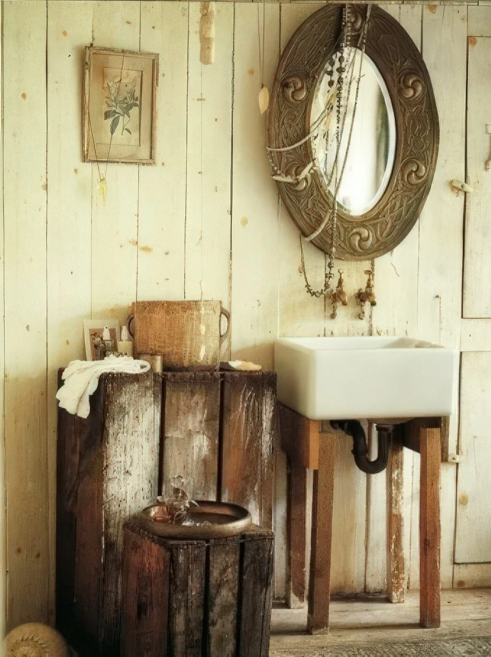 Beyaz badanalı ahşap duvarlı vintage ahır banyosu, şık mobilyalar, lavabo ve eski tarz ayna bulunuyor.