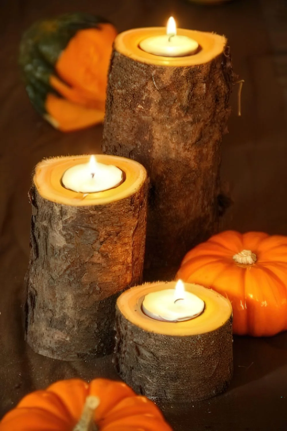 Ağaç kütüklerinin üstünde tealight mumlar, mekâna rustik bir dokunuş ve güçlü orman havası katar.