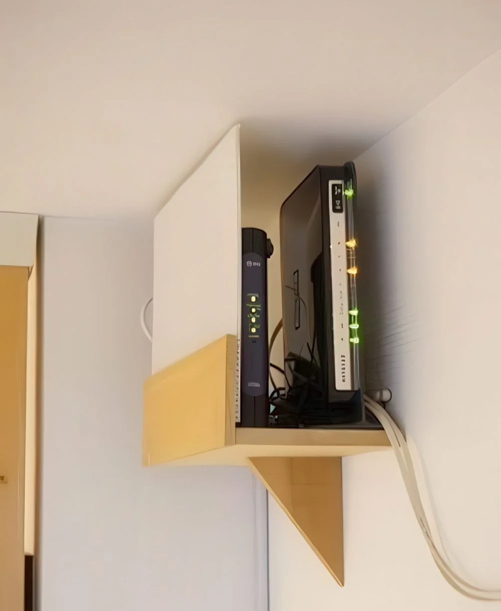 Tavana yakın küçük raf, router'ınızı zarifçe gizler ve duvarla tavan rengine uyum sağlar.