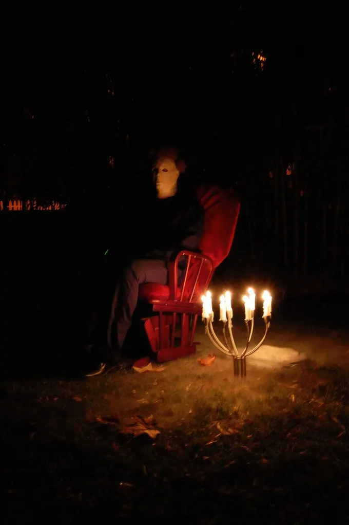 Mum ışığında aydınlanan Michael Myers figürü, bahçeye korku filmi havası katıyor. Sessiz bir köşeyi korkutucu Cadılar Bayramı sahnesine dönüştürmenin harika bir yolu.
