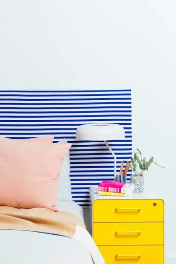 IKEA Ryggestad masa üstünü çizgili kumaşla renkli bir yatak başlığına dönüştürün. Canlı bu dokunuş, yatak odanıza kişilik ve renk katıyor, çaba harcamadan iddialı bir görünüm sunuyor.