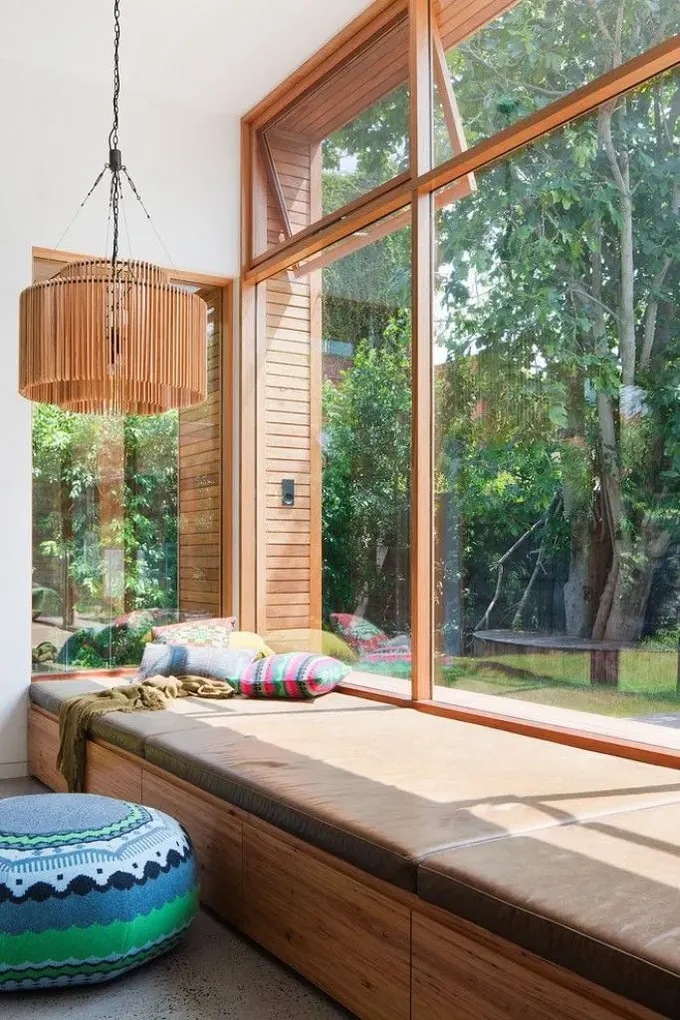 Bu geniş pencereli daybed depolama alanıyla tam bir güneşlenme köşesi oluşturuyor.