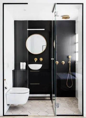 Kontrast küçük banyo; siyah vurgu duvarı ve lavabo, duş alanı, yuvarlak ayna ve kase.