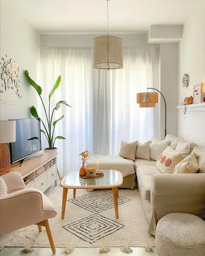 Dar olan bu nötr salon, bir kanepe, sandalye, puf, masa, TV ünitesi ve lambaları sığdırıyor.