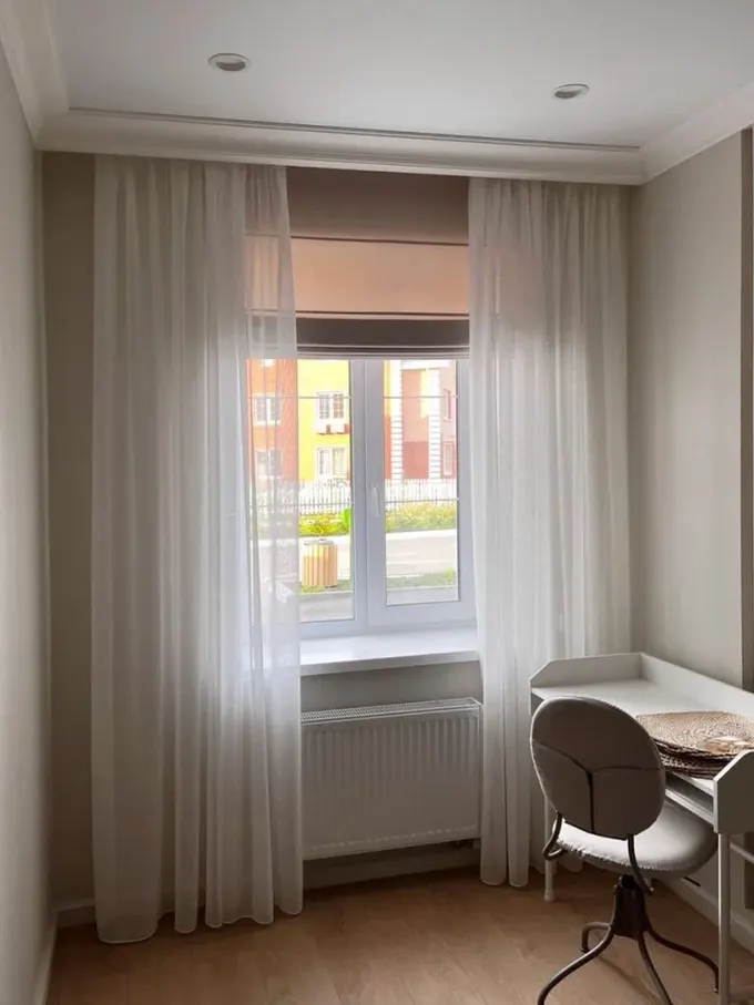 Katmanlı pencere dekorasyonları, manzarayı engellemek ve odanın mahremiyetini sağlamak için akıllıca bir çözüm.