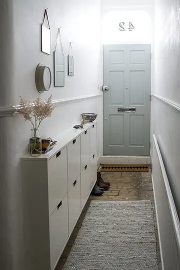 IKEA'nın bu şık depolama ünitesi, uzun ve dar koridorlar için çok kullanışlı, üstünü dekoratif objelerle süsleyebilirsiniz.
