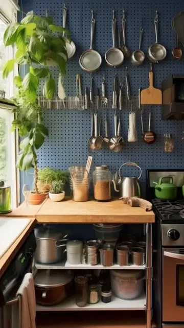 Büyük lacivert pegboard duvar, kancalar ve raflarla sadece depolama sağlamaz, aynı zamanda renk katar.