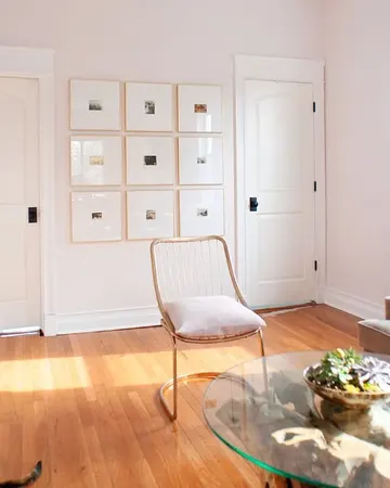 Bu kare galeri duvarında küçük sanat eserleri büyük paspartu ve çerçevelerle sergileniyor.
