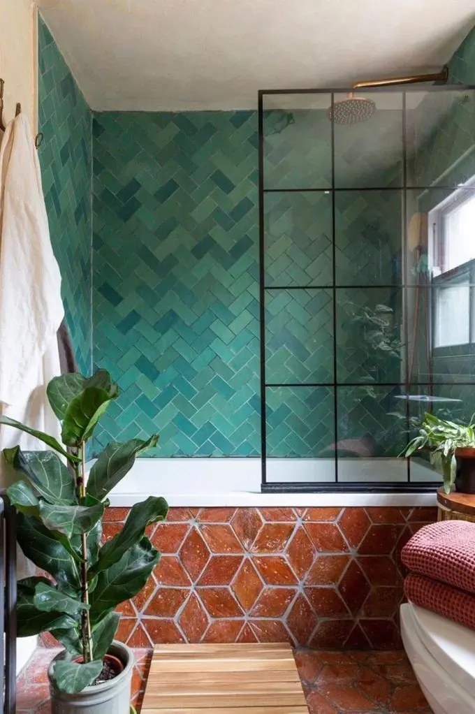 Sırlı terracotta ve zümrüt renkli balık sırtı karolar harika uyum sağlıyor! Farklı karo şekilleri banyoya hareket katıyor.