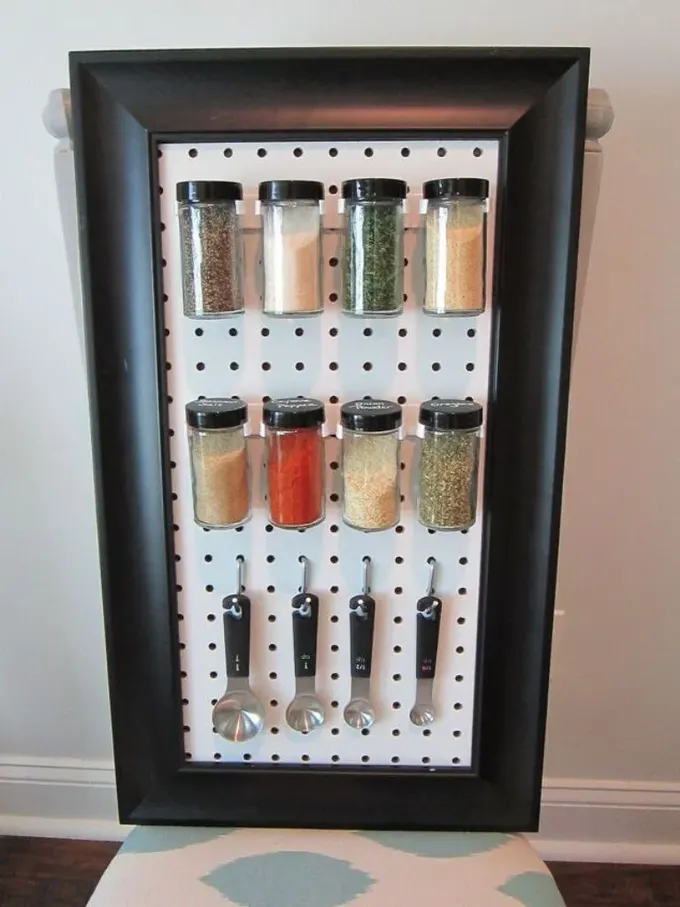 Çerçeveli pegboard, kaşıklar için havalı bir baharat düzenleyici ve yaratıcı bir mutfak sanatı olarak da kullanılabilir.