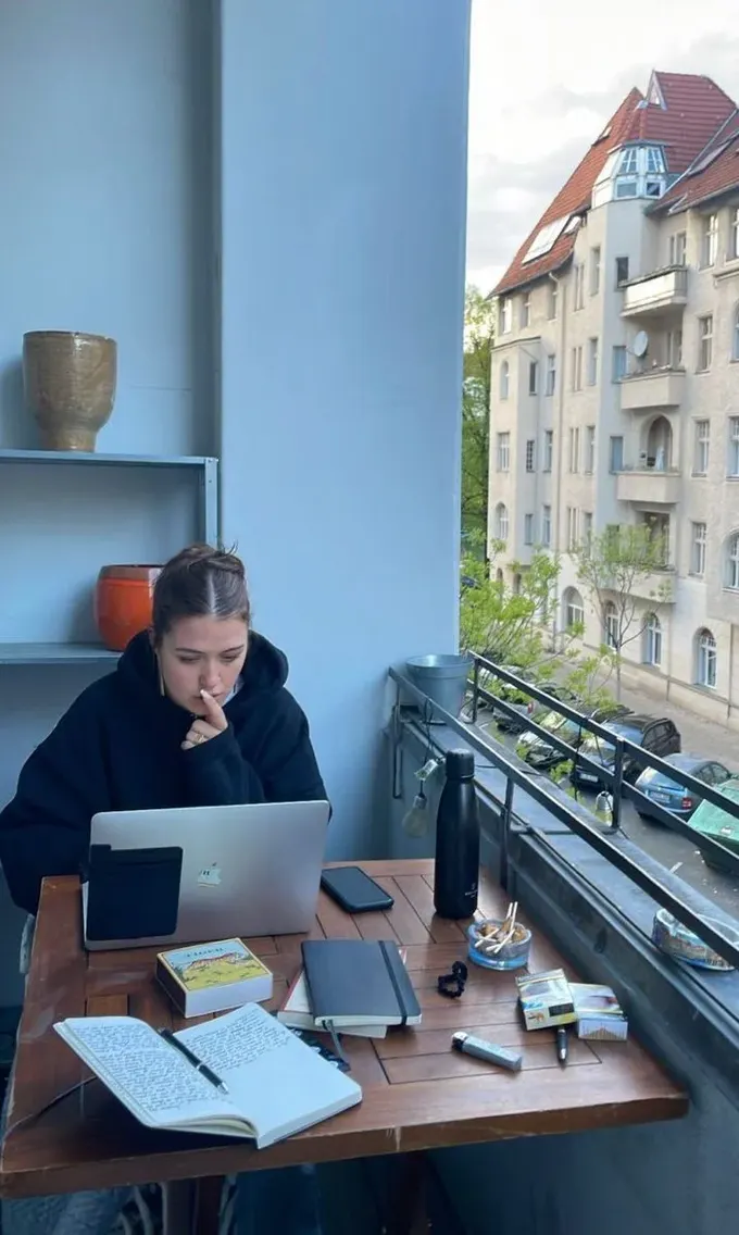 Balkona küçük bir çalışma masası yerleştirin, bir sandalye ve bir fincan kahve ekleyin; burada çalışmak veya ders yapmak rahat olur.