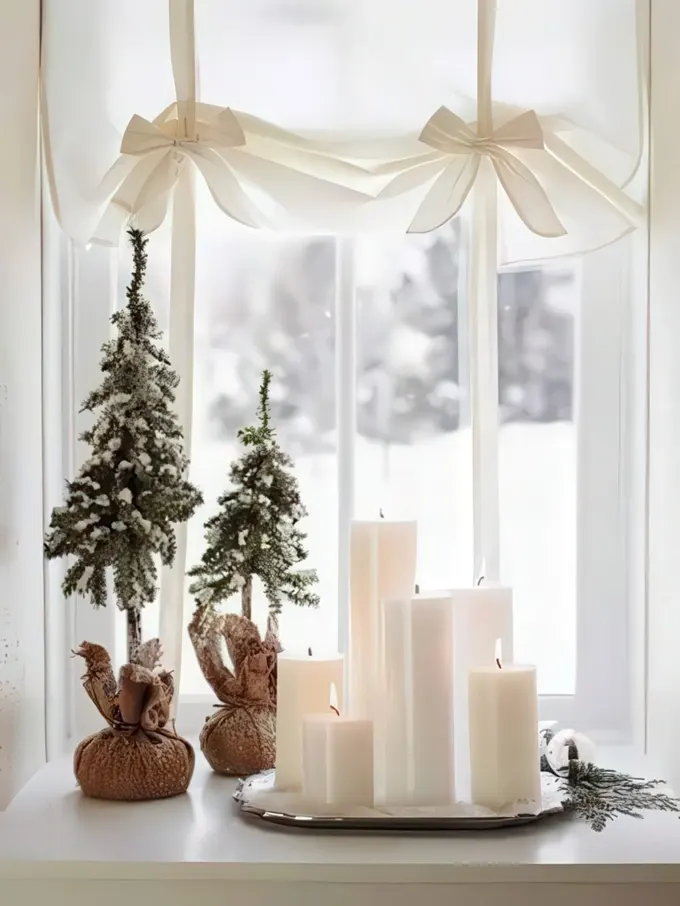 Bir grup mum ve yapay karla kaplı minik yapay Noel ağaçları, her pencere pervazında çok güzel duracaktır.
