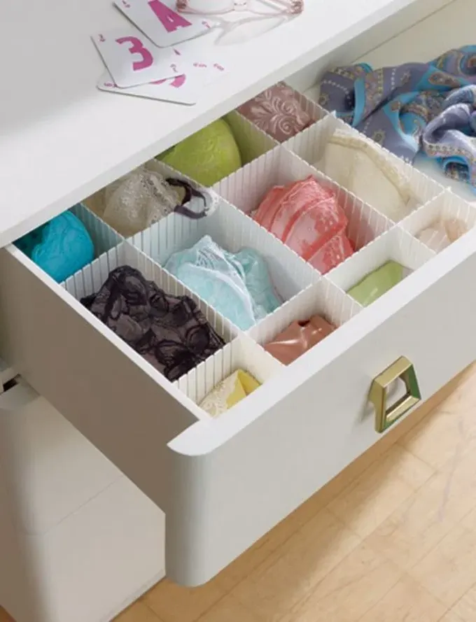 Bu çekmece, külotlar için beyaz plastik bir organizatörle düzenlenmiş ve saklama için oldukça kullanışlı.