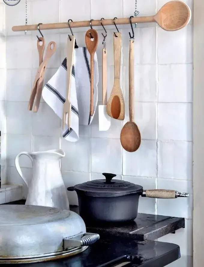 Yaratıcı bir fikir mi arıyorsunuz? Büyük bir tahta kaşığı ray olarak kullanın! Oldukça sıra dışı ve göz alıcı olur.
