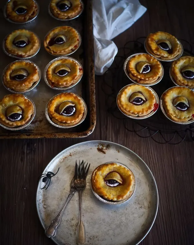 Gerçekçi gözlerle süslenmiş korkunç Cadılar Bayramı cupcakeleri, partide tüm yetişkinleri etkileyecek.