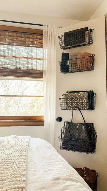 Kapıdaki tel raflar çanta, aksesuar, cüzdan ve diğer eşyaları depolamak için yardımcı olur.