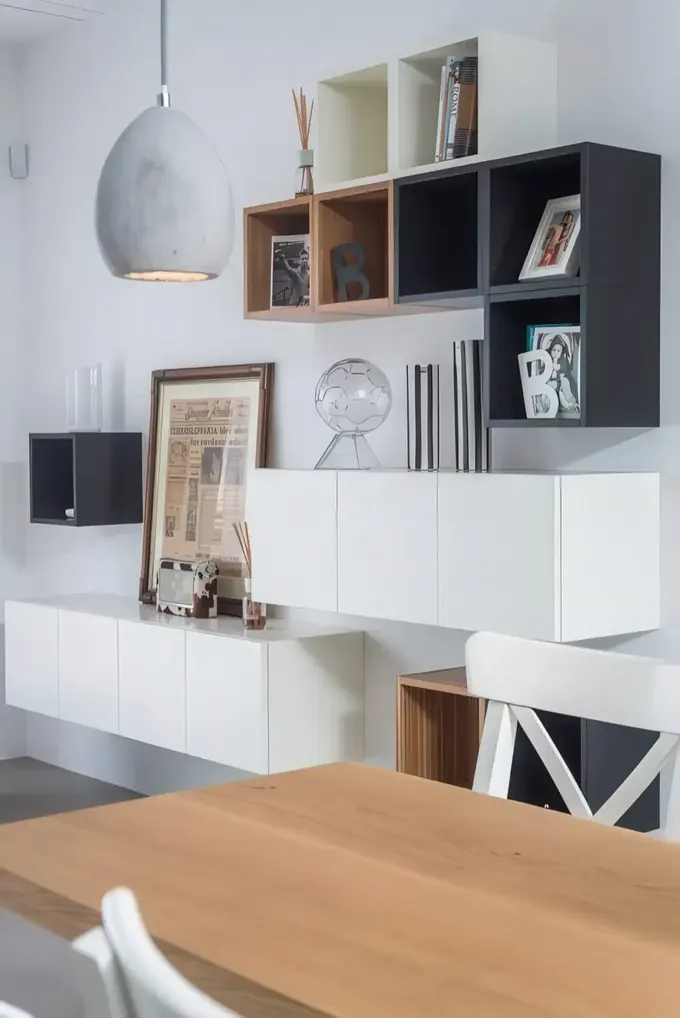 Diğer raflarla yaratıcı IKEA Besta kombinasyonu.