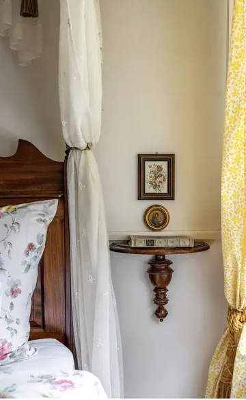 Duvara monte edilen bu komodin, odanın tarzıyla uyumlu vintage tarzda iki küçük sanat eseriyle süslenmiş.