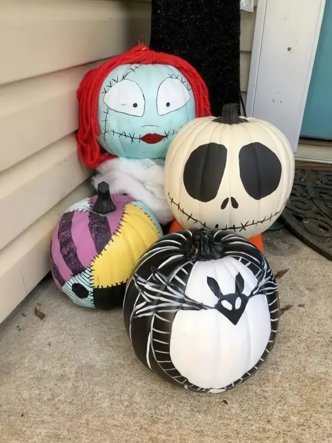 The Nightmare Before Christmas temalı balkabakları, mekanınızı Tim Burton tarzına büründürür ve Halloween partinize stil katar.