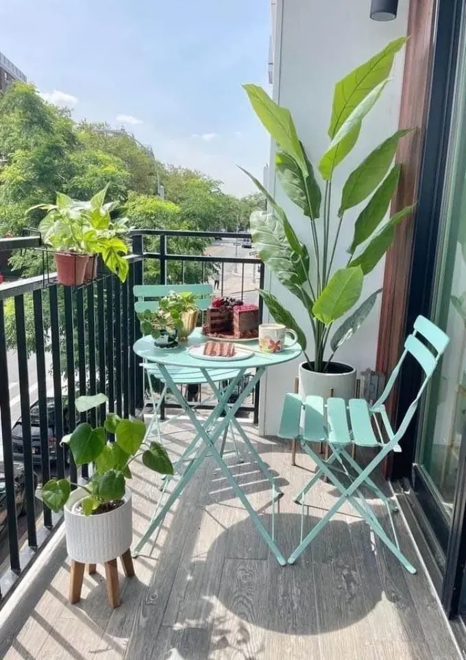 Balkon için katlanabilir metal mobilyadan iyisi yok, istediğiniz renge boyayabilirsiniz.