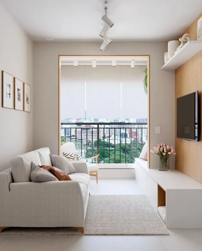 Minimalist bir TV alanı, sadece birkaç gerekli eşya var ve oldukça işlevsel.
