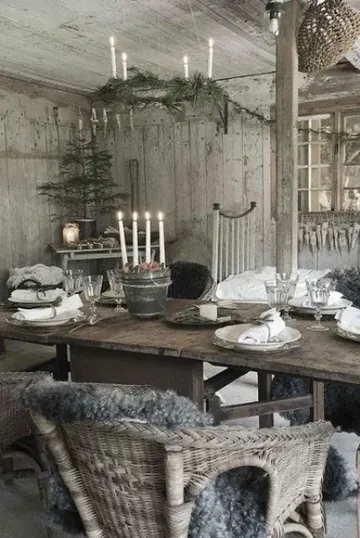 Rustik vintage bir yılbaşı masası, açığa çıkmış masa, kova şeklinde bir orta süs ve beyaz tabaklar ile servis takımları.