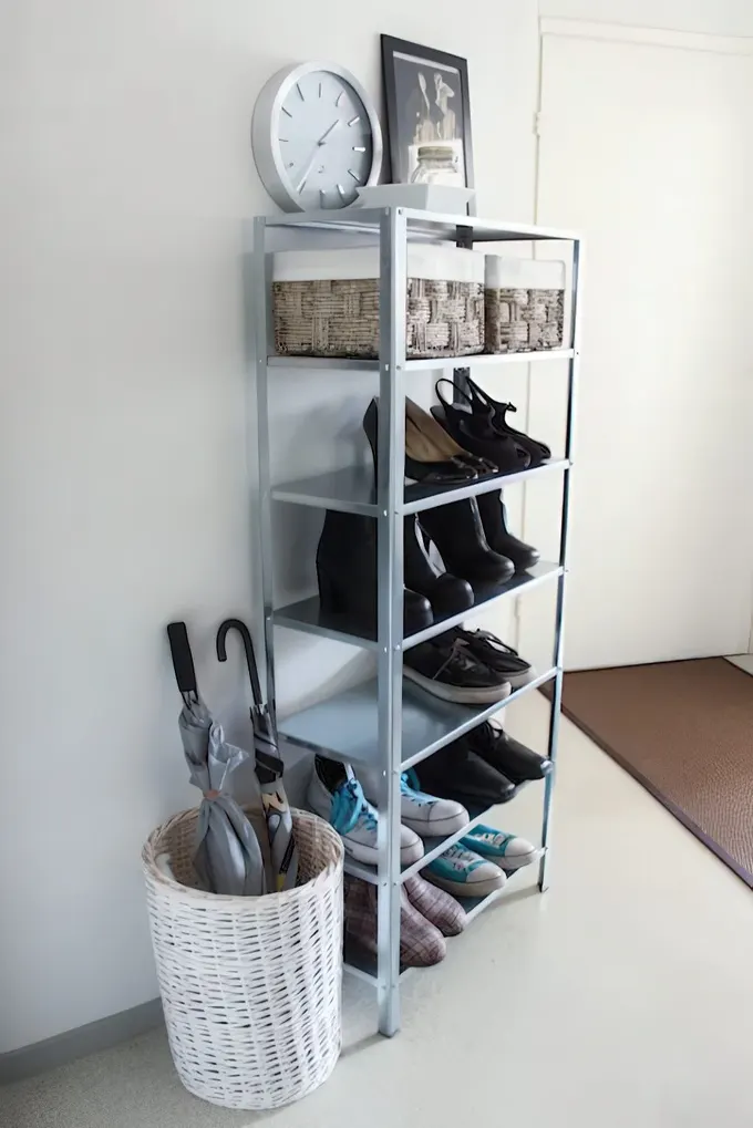 IKEA Hyllis rafını ayakkabı ve botları, saklama kutularını ve rafın üstündeki saati koymak için kullanın.
