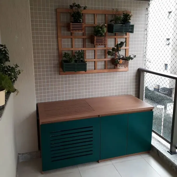 Bu balkon dolabı klima birimini gizler, masa veya oturak olarak da kullanılabilir.