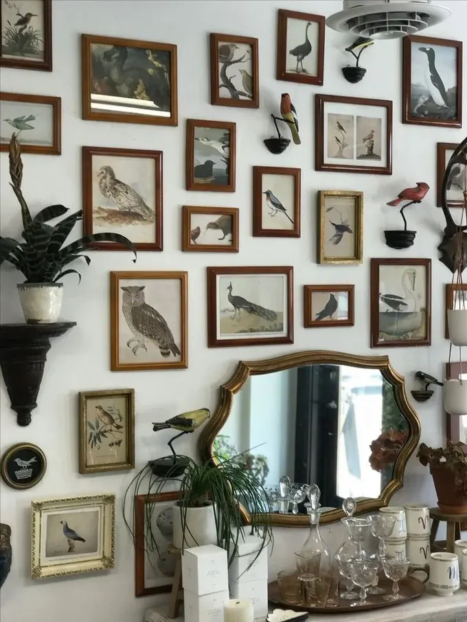 Bu büyük galeri duvarı, küçük kuş resimleri ve kuş figürleriyle dekorasyonu tamamlıyor.