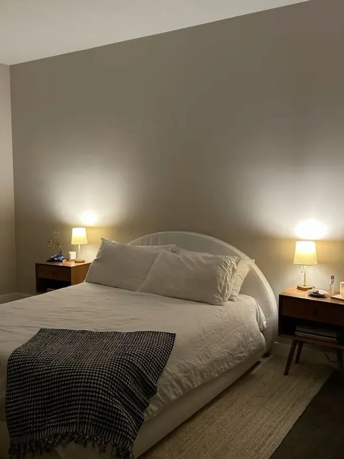 Odanızı daha az dağınık ve daha ferah gösterecek minimal ve basit mobilya tasarımlarını tercih edin.