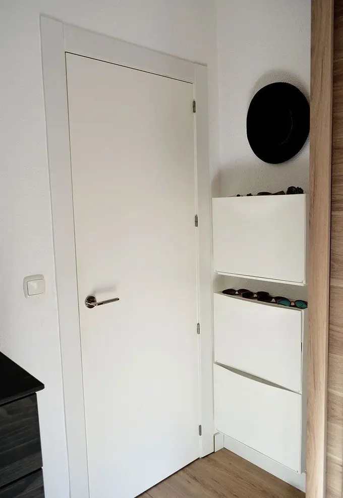 Küçük niş IKEA Trones ile hazırlanmış, bu küçük alanı kullanmanın en akıllıca yolu olabilir.