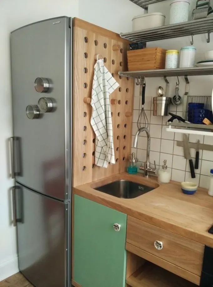 Buzdolabı yanına pegboard takarak bu yüzeyi de kullanabilirsiniz.