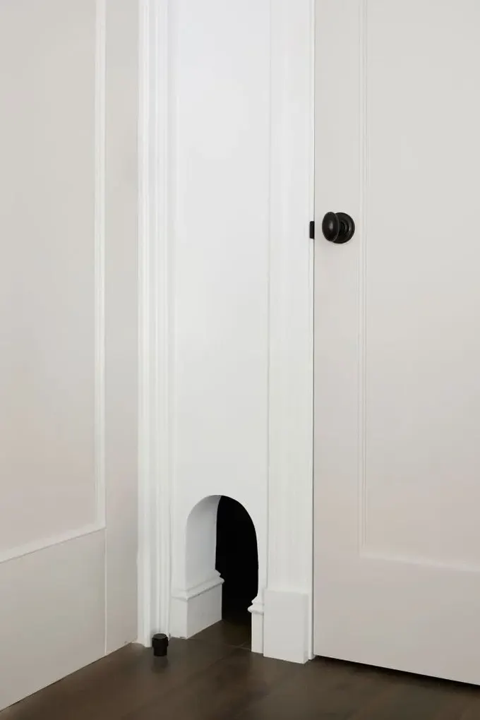 Planlı bir kedi tuvaletiniz varsa, kapı ekleyin, böylece alanda şık duracaktır.