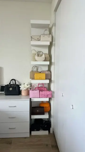 IKEA'nın dikey rafı, az yer kaplar, sadece küçük bir köşe ister, ancak birçok çantayı sergileyebilir.