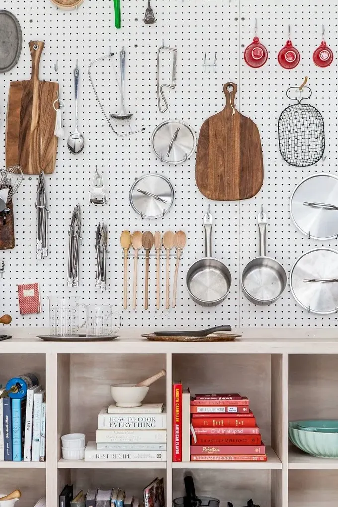 Birçok kanca ve düzenleyici ekleyerek raf ve tezgah alanı kazandıran pegboard duvar yapın.