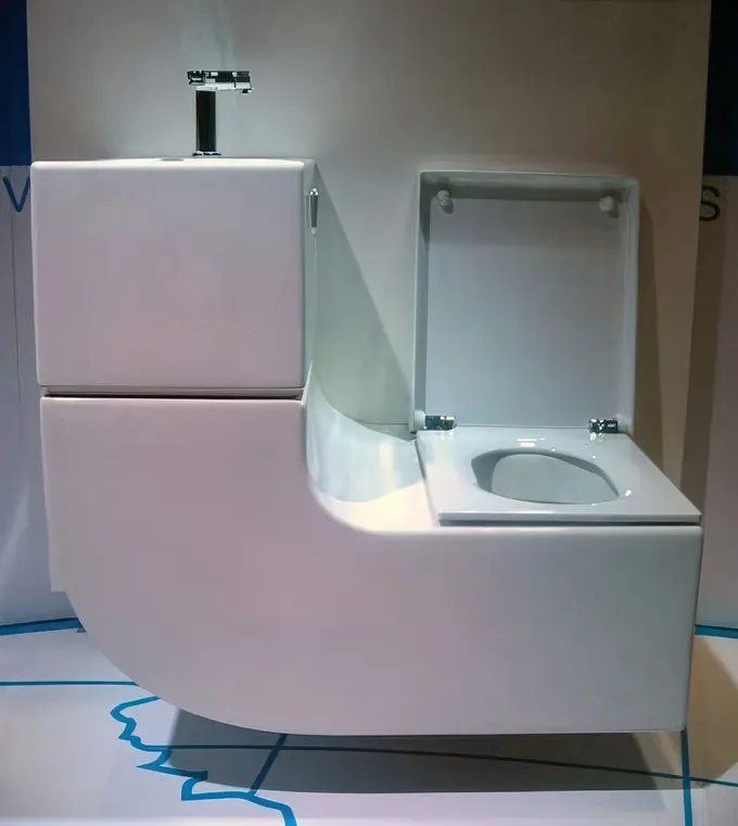 Zarif kavisli lavabo ve tuvalet kombini.