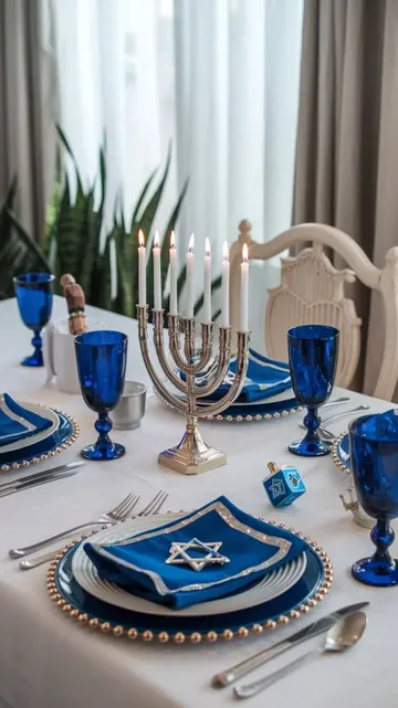 Modern bir tarzla, desen kullanmadan elektrik mavisi ve gümüşü kombinleyip şık modern menorah’ı merkez parça olarak kullanın.