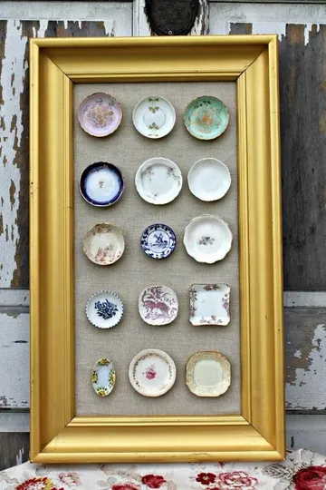 Jüt veya kumaş, vintage tabaklar ve bir çerçeve kullanarak yaratıcı bir duvar sanatı yapın ve duvara asın.