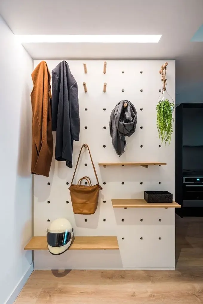 Askılar ve raflar ekleyerek pegboard’dan maksimum verim alın; ayakkabılar hariç her şey burada saklanabilir.