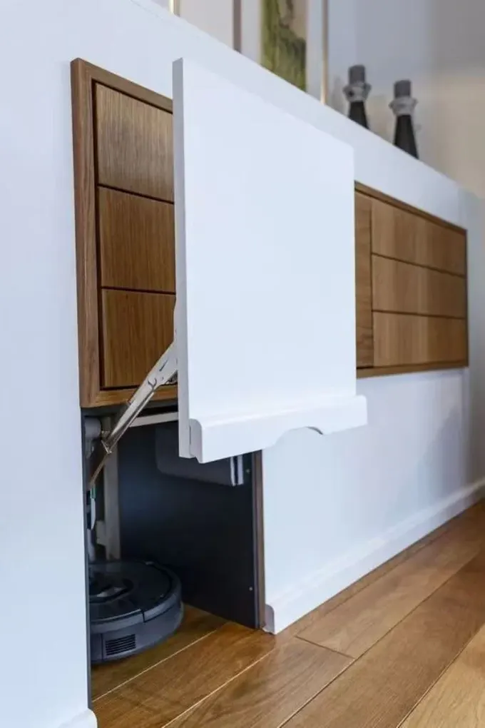 Duvar içinde elektrik süpürgesi için bir niş var, çok pratik bir çözüm.