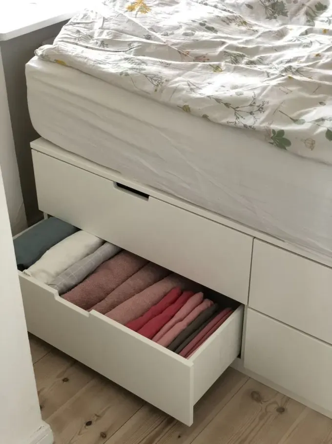 Bu yatakta birkaç çekmece nevresim dolabı olarak kullanılıyor, küçük evler için çok akıllıca bir fikir.