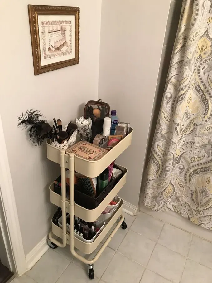 IKEA’nın Raskog arabası gibi modeli, makyaj ve diğer eşyaları depolamak için kullanışlı ve çok yer sağlar.