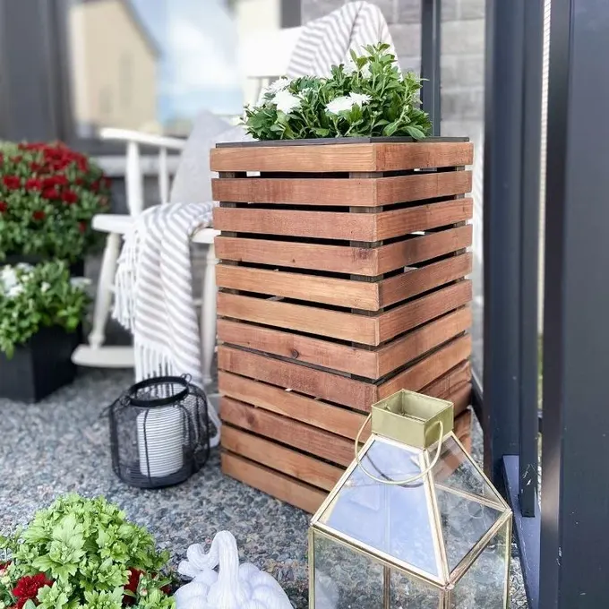 Bu uzun çıtalı saksı modern mekâna hoş bir dokunuş, yapmak da oldukça kolay.