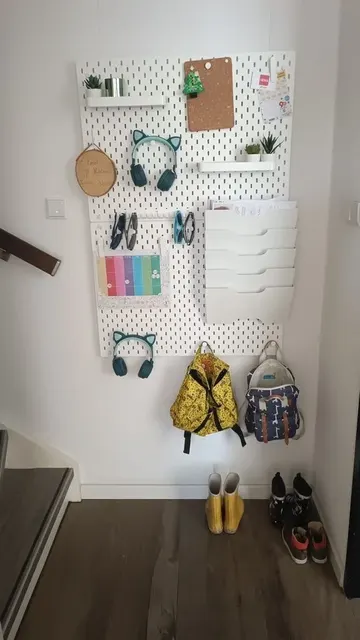 Pegboard, girişte küçük aksesuarlar, çantalar ve dekor için güzel bir raf olabilir.