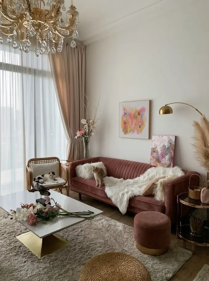 Nötr tonlar, mürdüm ve altın vurgularla güzel renk şeması, kristal avize ve sanat eserleriyle tamamlanmış.