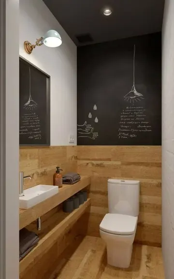 Ağaç desenli fayanslar, kara tahta, açık raflı ve ışıklı lavabo dolabı bulunan çağdaş küçük misafir tuvaleti.