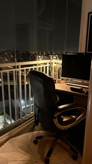 Kapalı balkonlar kötü hava koşullarında bile dışarıda çalışma imkânı sunarak keyifli vakit geçirmenize olanak sağlar.
