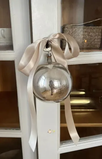 Sıradan çiçekler yerine kapılar ve mobilyaları süsler ve fiyonklarla Noel dokunuşu verin.