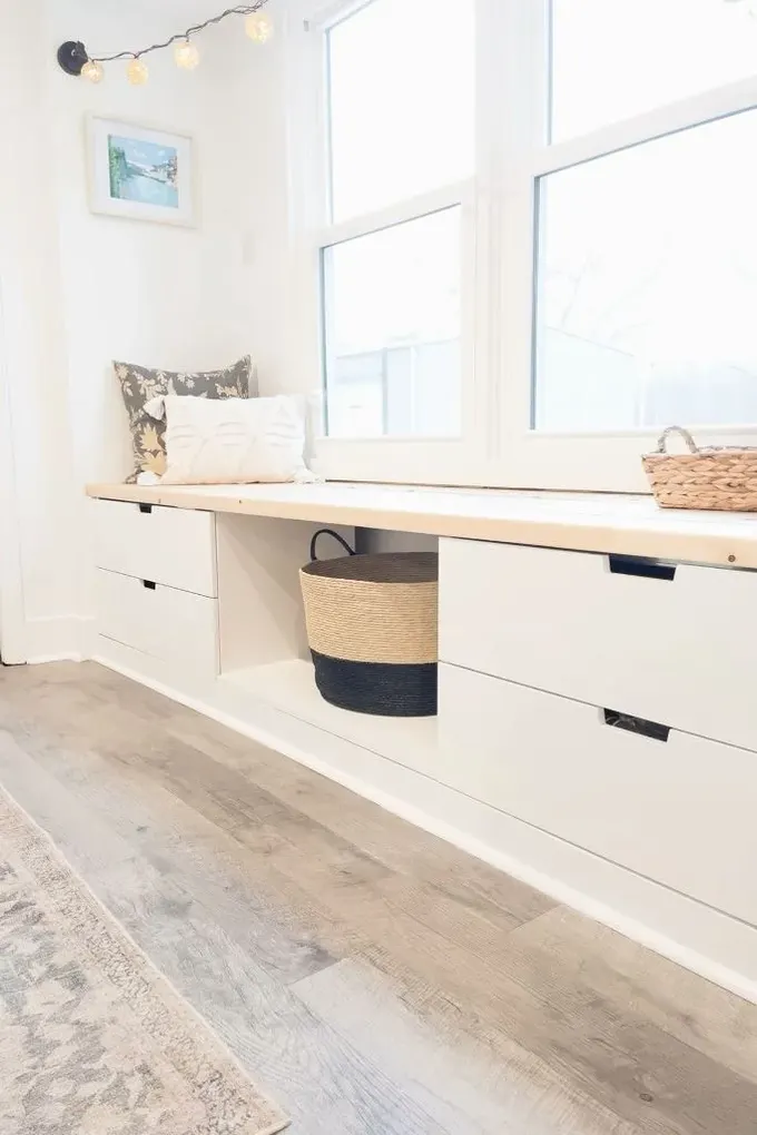 Açık depolama bölmeli ve çekmeceli bu bench, IKEA Nordli ürünü üzerinde yapılmış yaratıcı bir dokunuş.